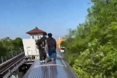 Un „joc” viral pe TikTok le-a adus sfârșitul unor adolescente de 12 și 13 ani. Ce este Subway Surfing și cum au murit cele două tinere